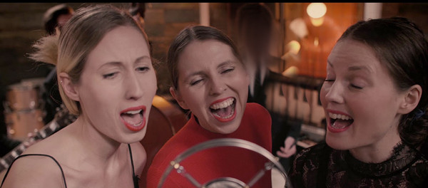 Carolers ni Edmonton - the Jinglebell Sisters